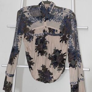 FREE PEOPLE - cream with gray/blue floral long slv